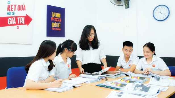 Vietnamesische Schülerinnen beim Lernen