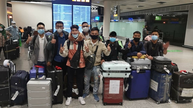 Junge Vietnamesen am Flughafen
