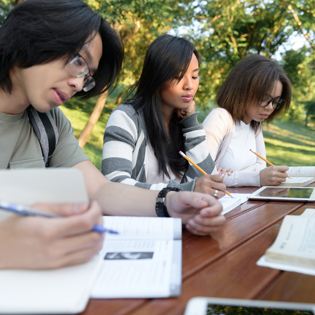 Vietnamesische Schüler beim Lernen